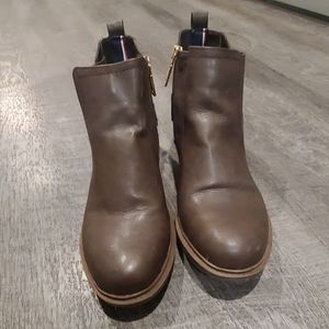 TOMMY HILFIGER brown leather ankle boots